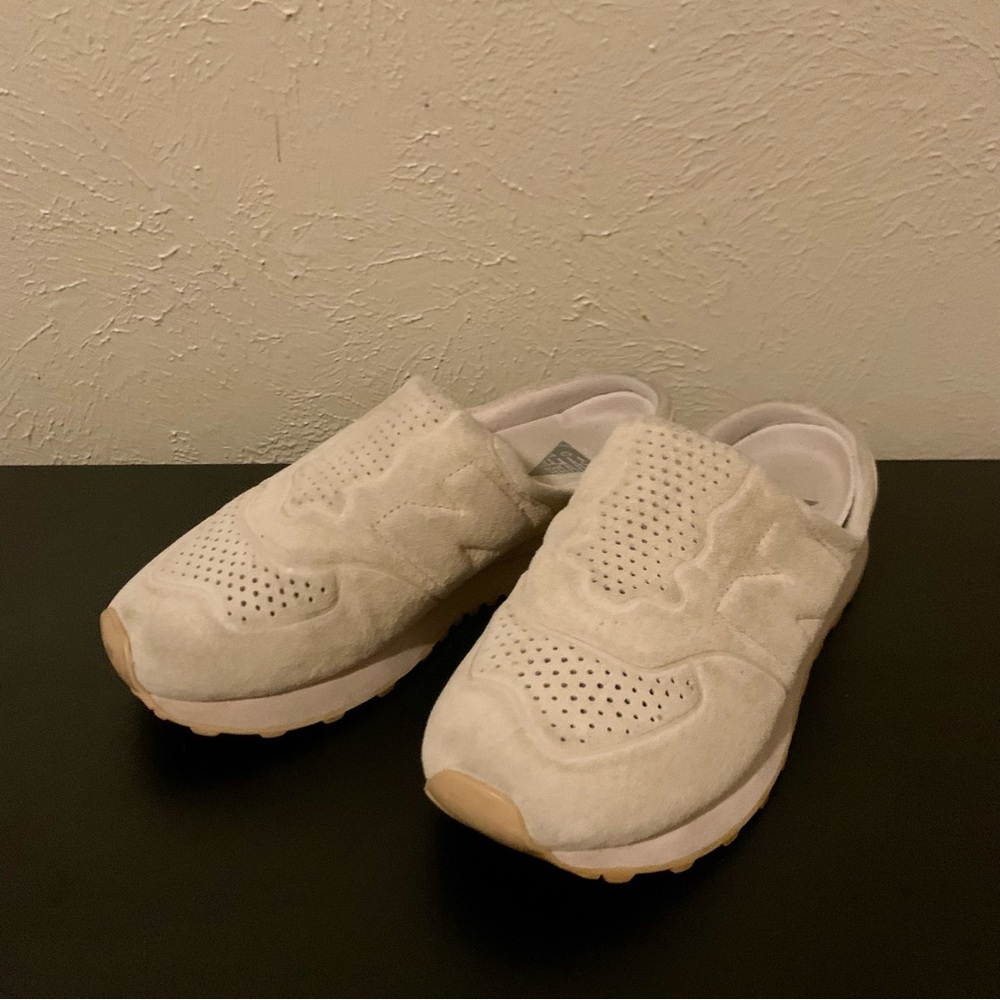 New Balance Womens 574 Light Pink Slip On suede Shoes - Picture 2 of 9